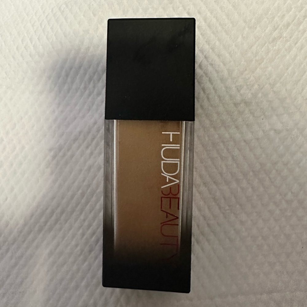 Huda beauty foundation (Shade 330N)